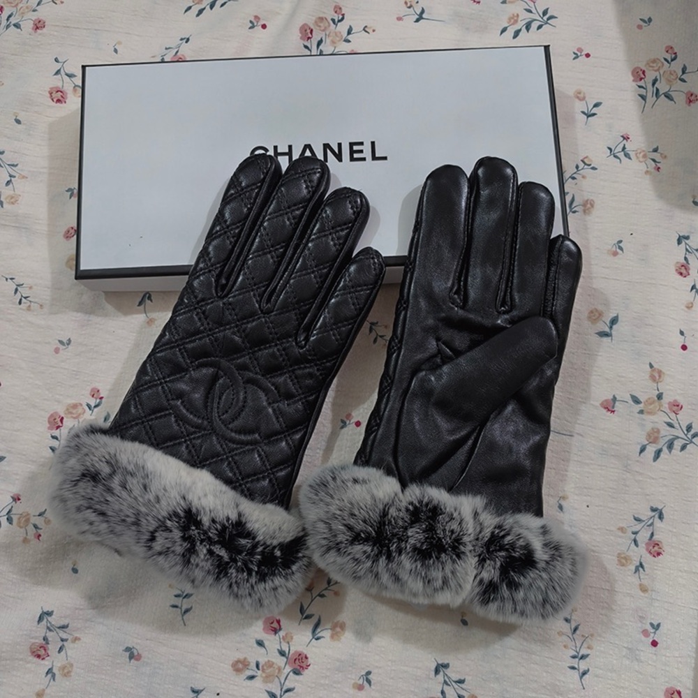 CHANEL Black Quilted Leather Gloves with Gray Fur Cuff